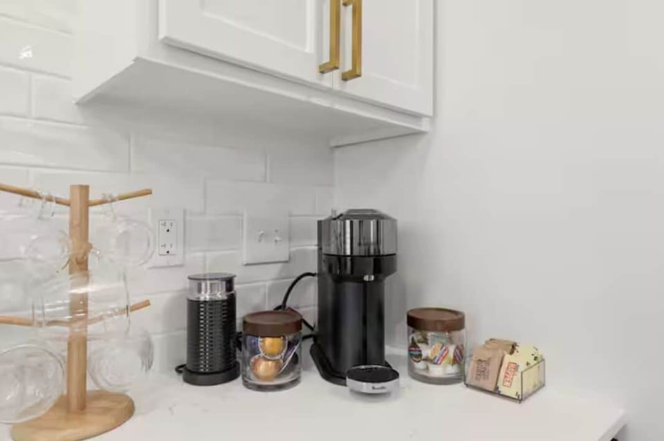 Luxury House, 2 Bedrooms, Non Smoking, Kitchen | Private kitchen | Coffee/tea maker, full-size fridge, microwave, oven