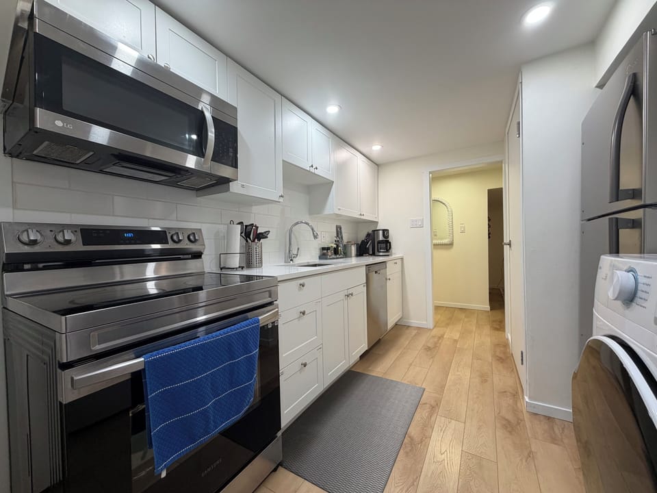 Lower Suite Full Kitchen