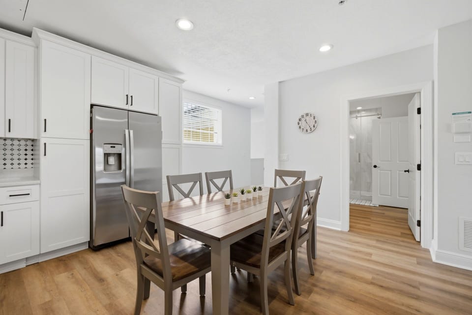 Fully equipped kitchen with everything you need for easy meals at home
Open-concept layout keeps everyone connected while cooking and dining
Perfect for quick breakfasts before heading to the parks