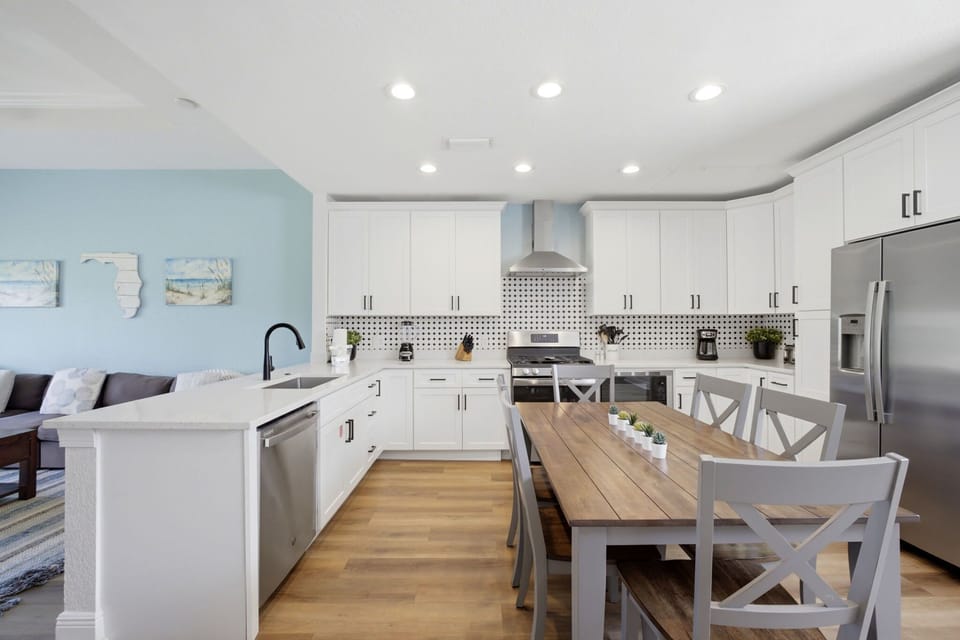 Fully equipped kitchen with everything you need for easy meals at home
Open-concept layout keeps everyone connected while cooking and dining
Perfect for quick breakfasts before heading to the parks