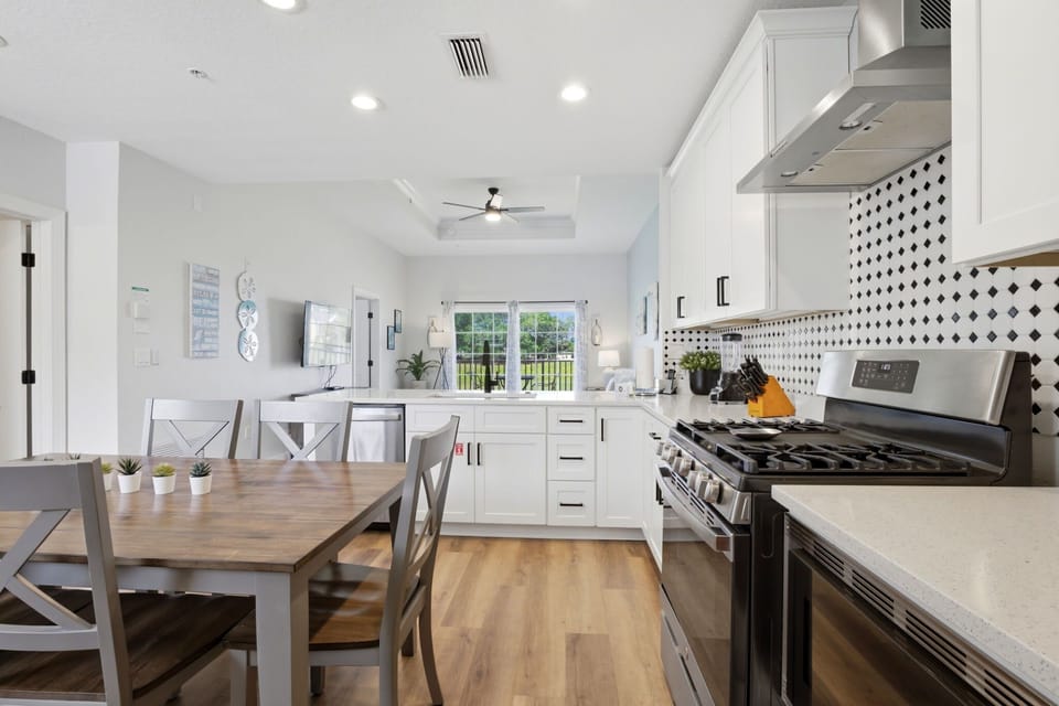 Fully equipped kitchen with everything you need for easy meals at home
Open-concept layout keeps everyone connected while cooking and dining
Perfect for quick breakfasts before heading to the parks