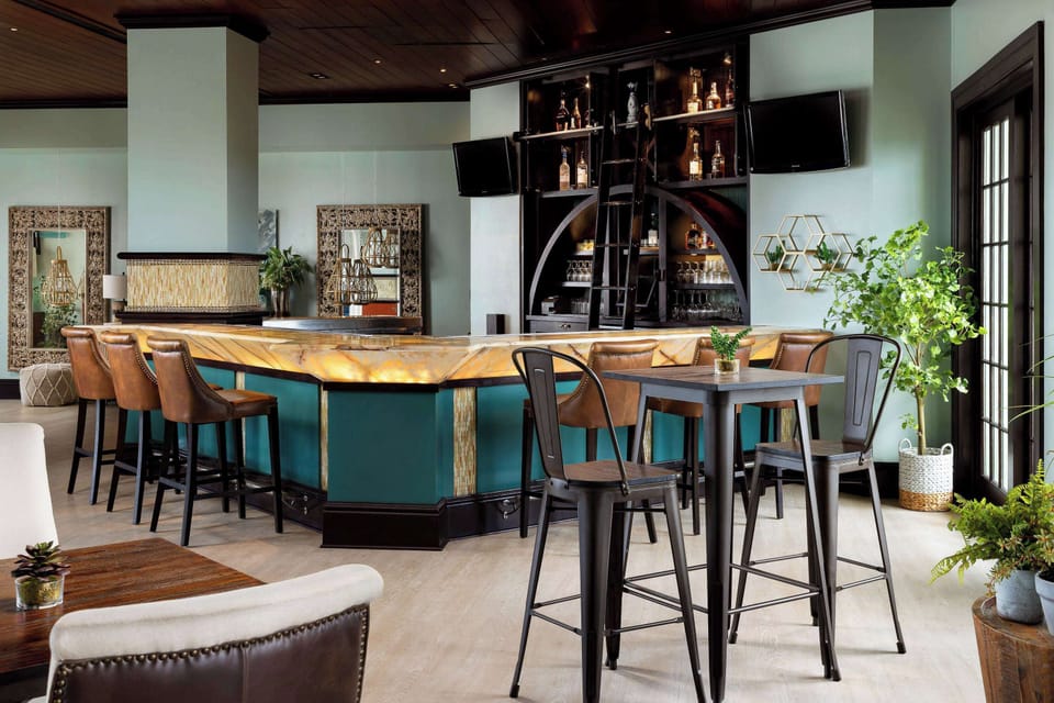 On-site dining just minutes away—grab a quick bite, enjoy drinks, or unwind without ever leaving Reunion Resort