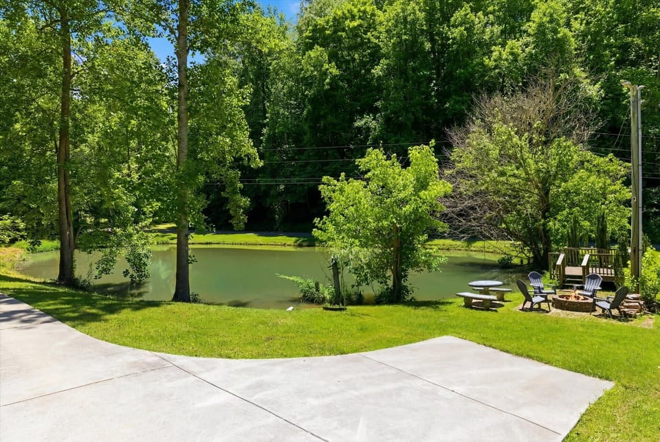 Fire pit by the pond for unforgettable evenings! Relax and take in the peaceful surroundings