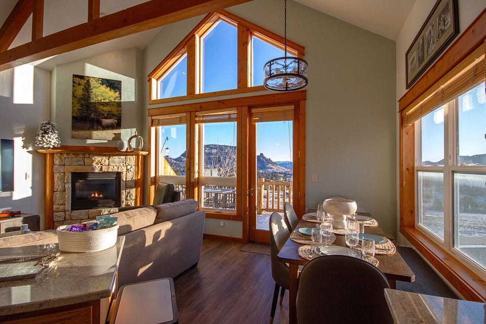 Enjoy your meal with beautiful view of the mountains