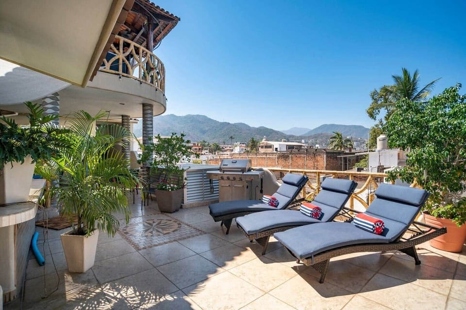 THE HEART OF THE HOUSE : our amazing Rooftop Garden  Terrace . You will spend 90% of you time at the house  UP ON THE ROOF 