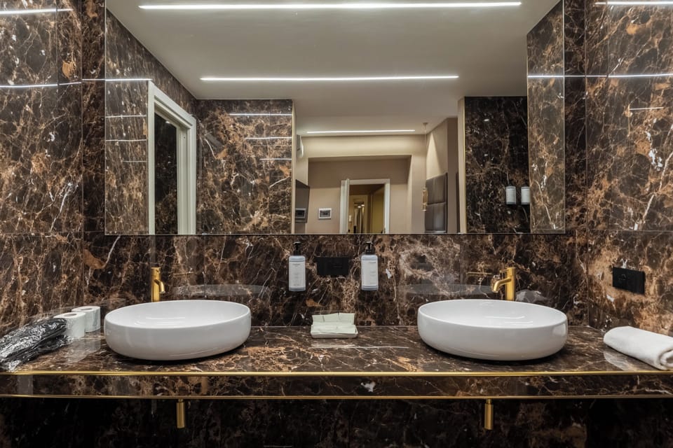 Junior Suite | Bathroom | Shower, hair dryer, slippers, bidet