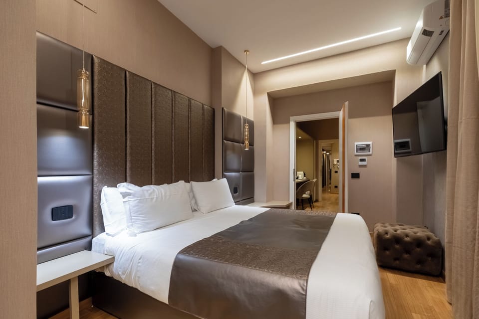Junior Suite | In-room safe, desk, laptop workspace, soundproofing