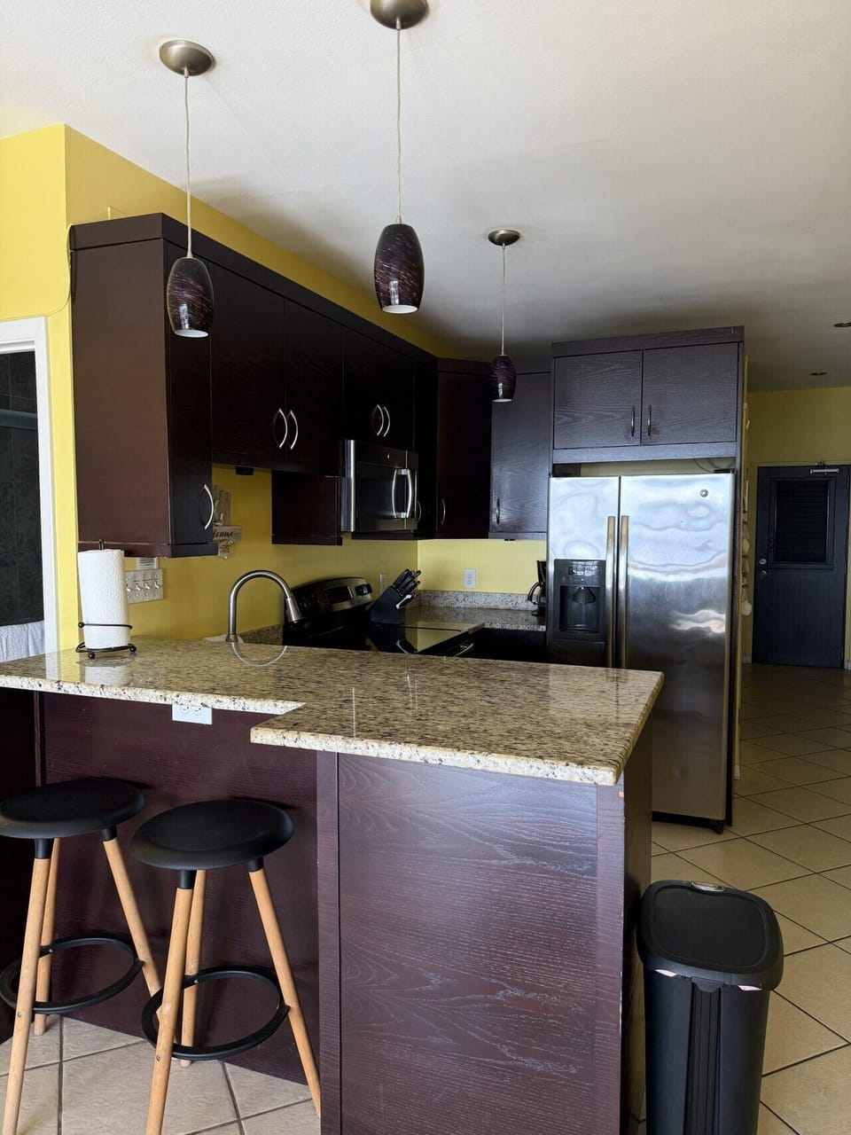 Full kitchen with bar
