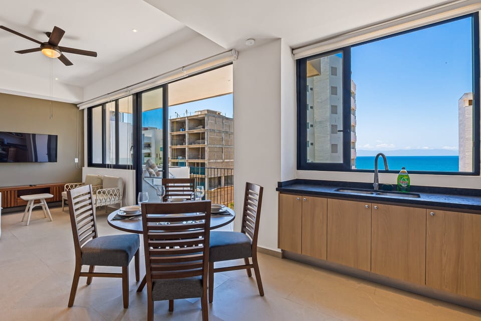 Open space combining comfort, light, and ocean views.
