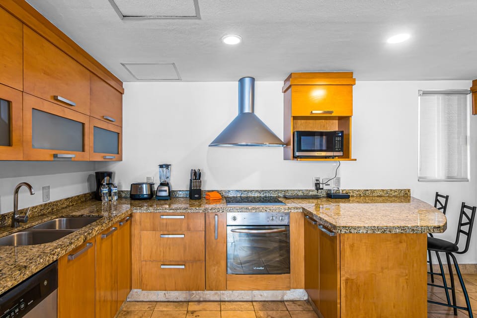 Cook with ease in this fully equipped kitchen featuring granite countertops, modern appliances, and plenty of cabinet space. Perfect for preparing meals, snacks, or drinks during your stay.

15. Spacious Gourmet Kit