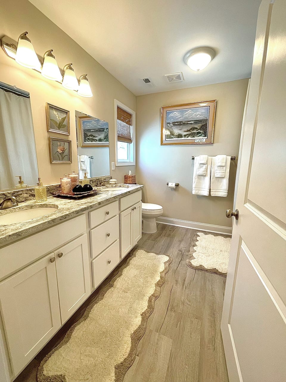 Large primary bathroom that is an ensuite 