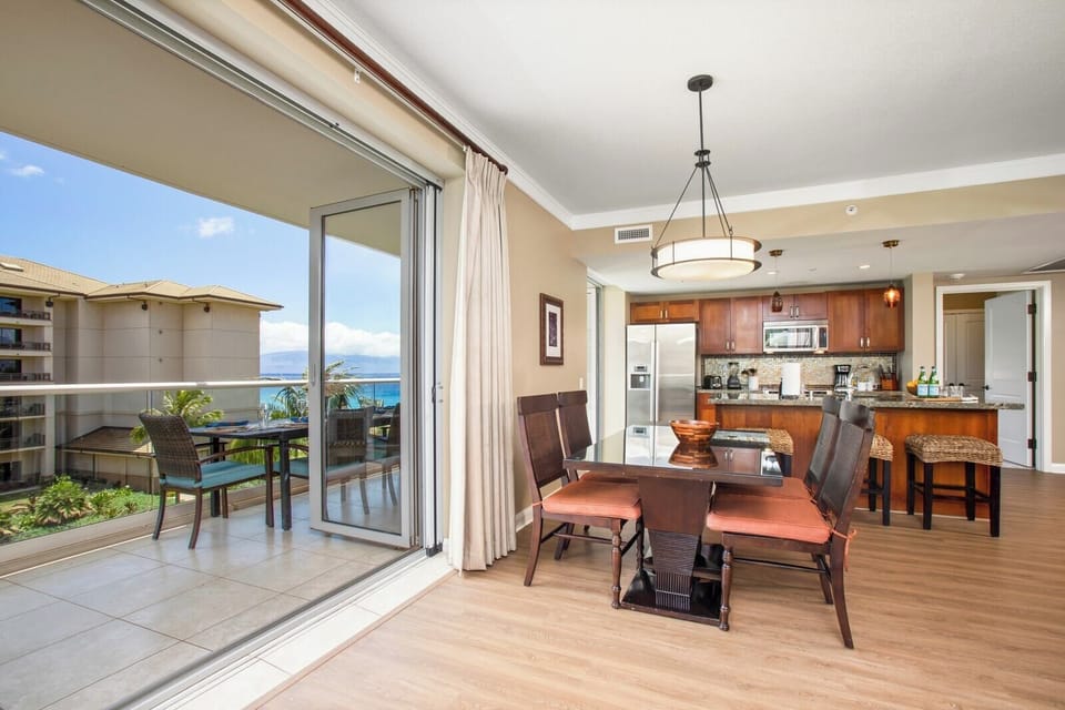 Pull up a chair, open the lanai, and let the island breeze join your dinner party HKH-406