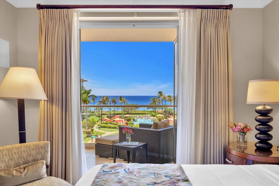 Soak up the scenery right from bed with this view-framed retreat HKH-425