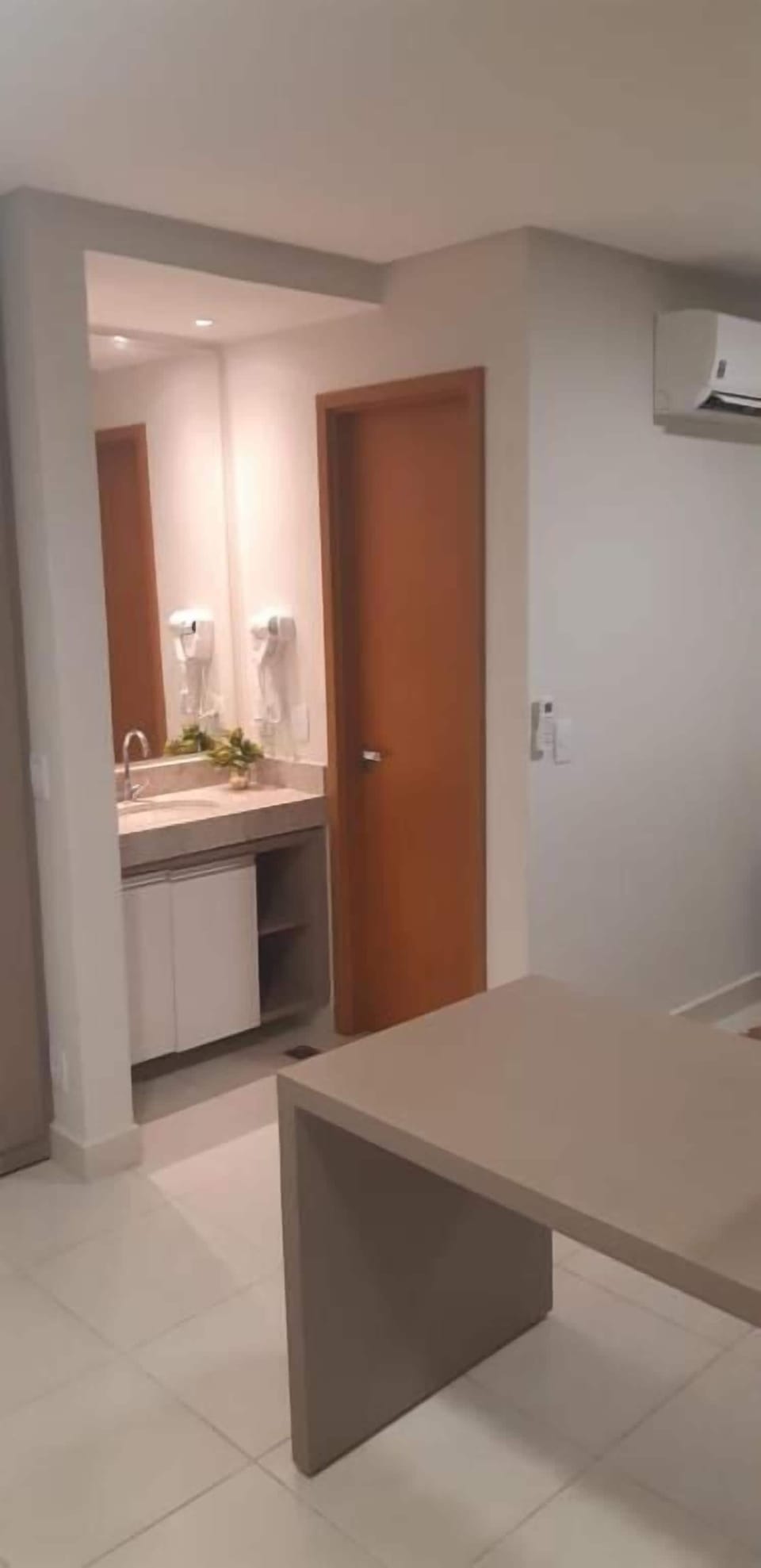 Luxury Studio, 1 Queen Bed, Lanai, Lake View | Bathroom sink