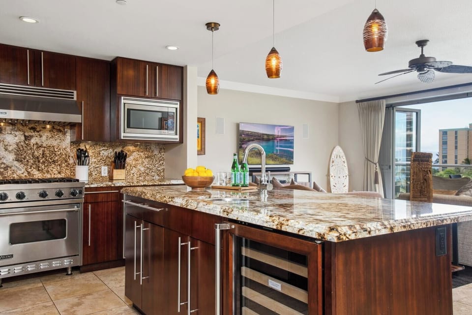 High end appliances and rich finishes make cooking here a pleasure

 HKH-503