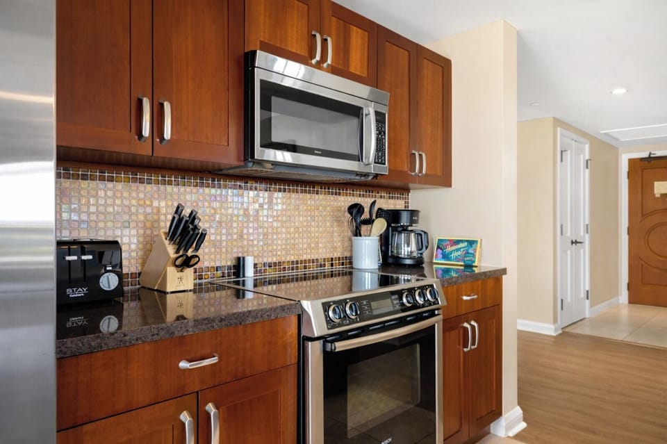 Bosch stainless steel appliances and rich cabinetry bring style and function to your kitchen, ready for everything from morning coffee to full island dinners. HKH-515