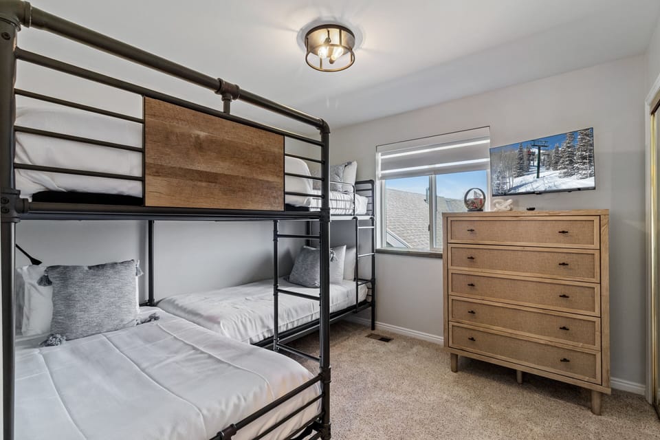 Bedroom 2 / Bunk Beds / Sleeps 4