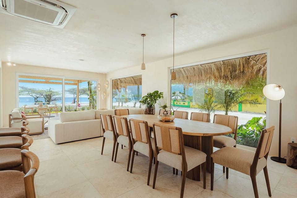 Private pool surrounded by lush gardens, perfect for soaking up Aruba’s year-round sunshine
