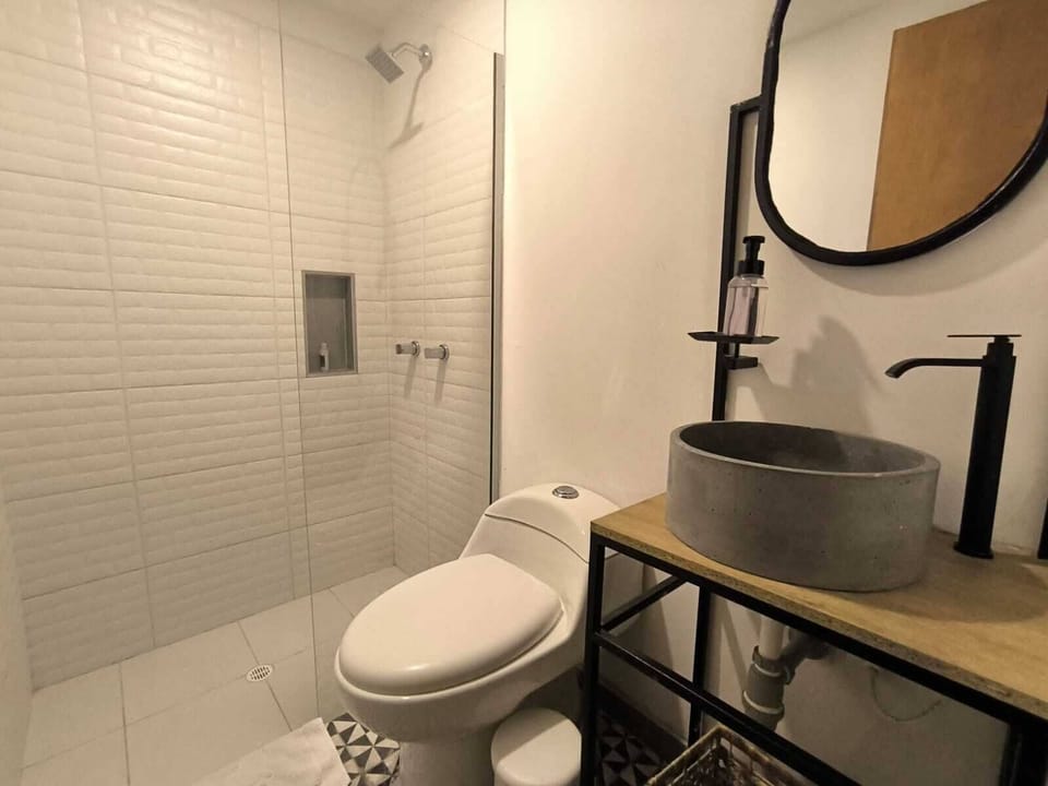 Standard Double Room | Bathroom | Hair dryer, towels, soap, shampoo