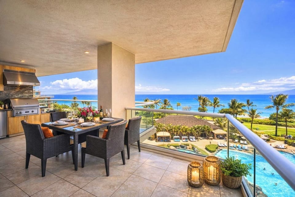 Expansive lanai with comfortable lounge seating and unforgettable sunset views. HKH-550