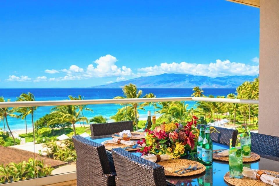 Ocean-view dining area for six, where every meal comes with a view. HKH-550