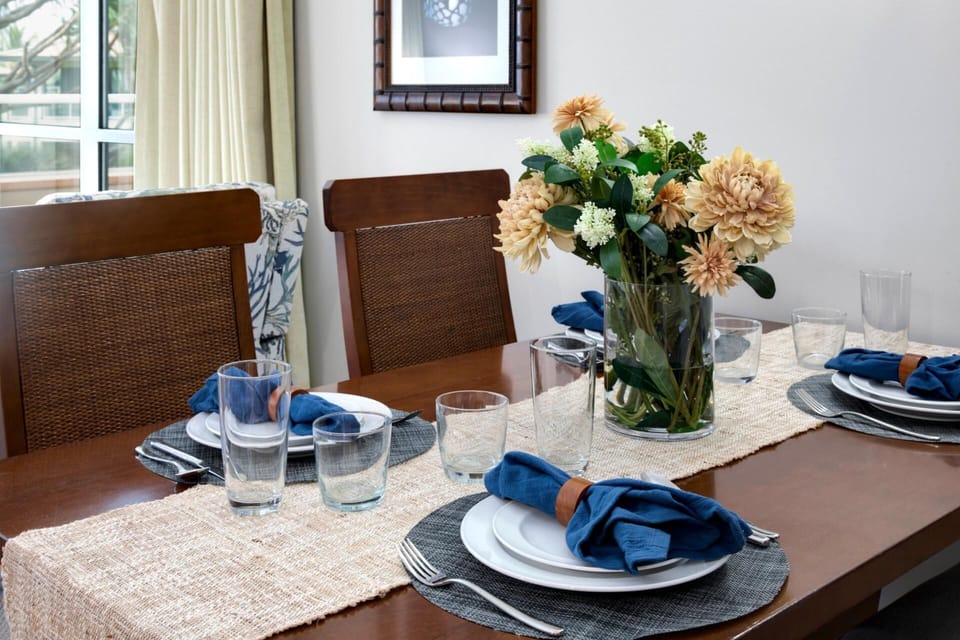 Elegant table setting with navy napkins and fresh floral centerpiece. HKK-220