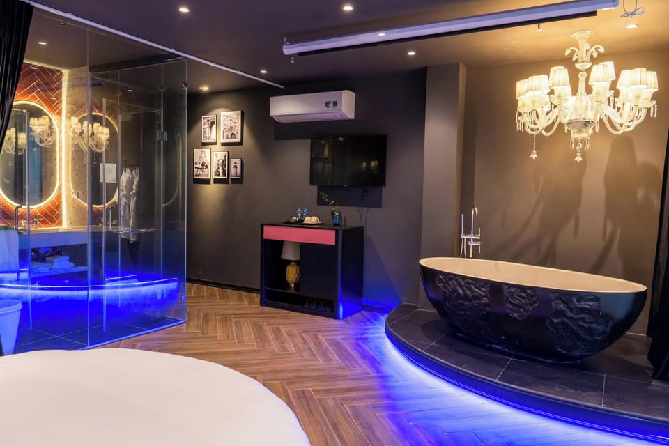 Luxury Room | Bathroom | Shower, hydromassage showerhead, free toiletries, hair dryer