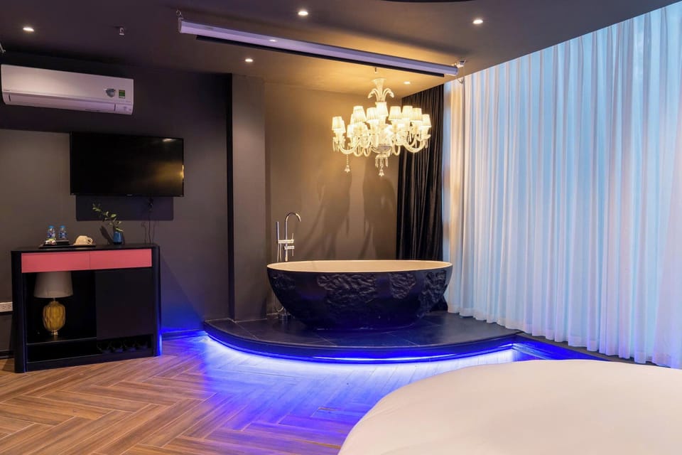 Luxury Room | Bathroom | Shower, hydromassage showerhead, free toiletries, hair dryer