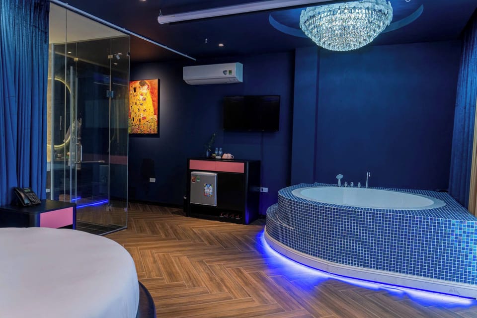 Luxury Room | Bathroom | Shower, hydromassage showerhead, free toiletries, hair dryer
