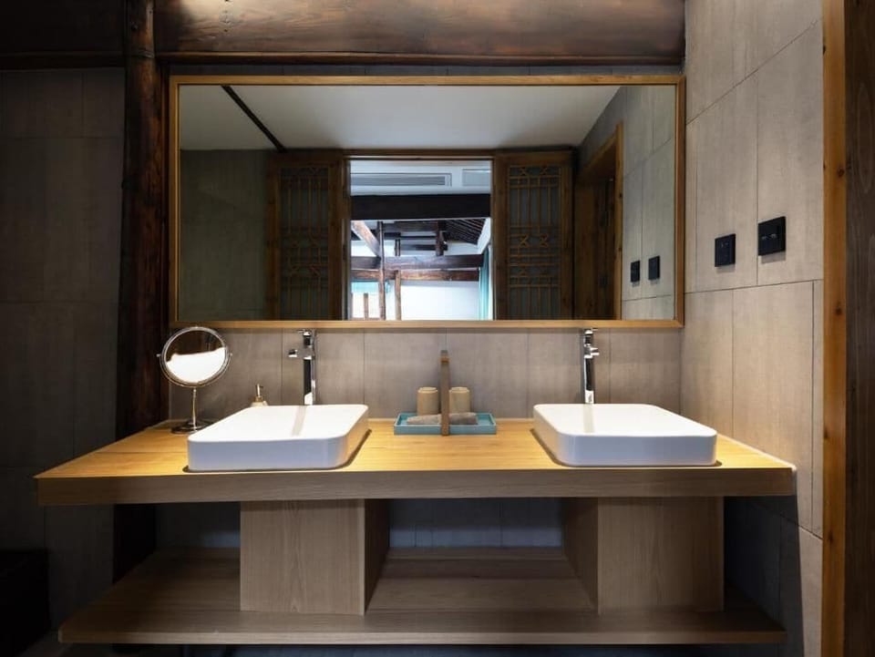 Family Room, Courtyard View | Bathroom
