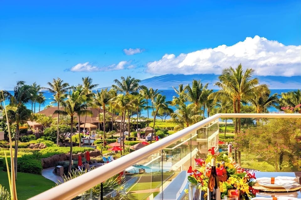 Your private balcony offers a front-row seat to Maui’s lush landscape and brilliant blue skies. HKK-439