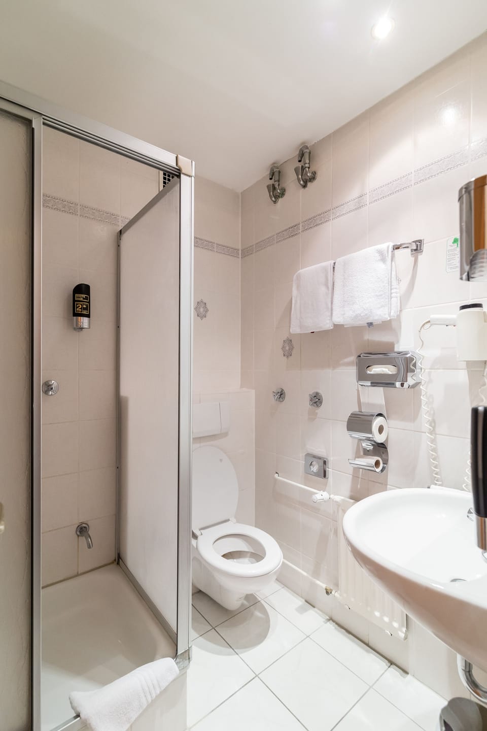 Standard Single Room, 1 Twin Bed | Bathroom | Hair dryer, towels