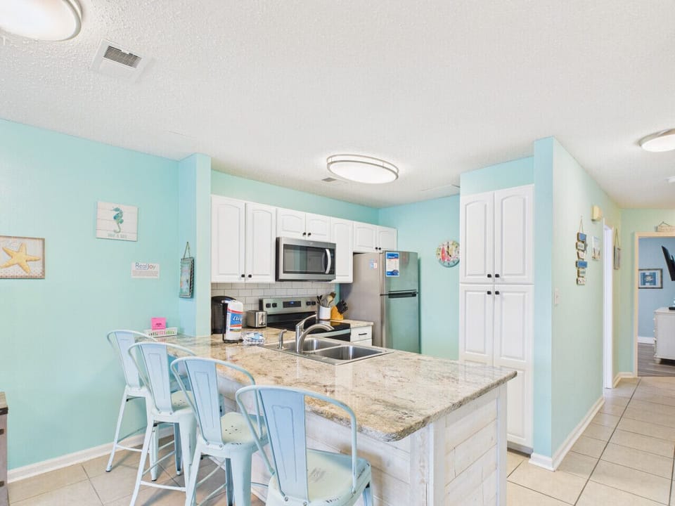 Kitchen Peninsula  with 4 chairs