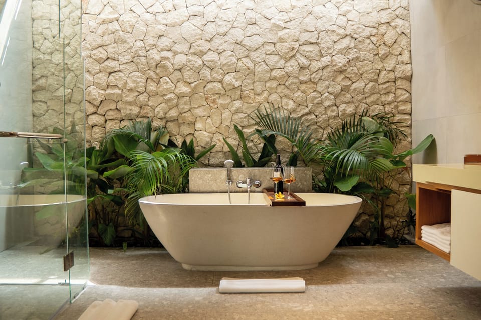 Junior Suite | Bathroom | Free toiletries, hair dryer, bathrobes, slippers