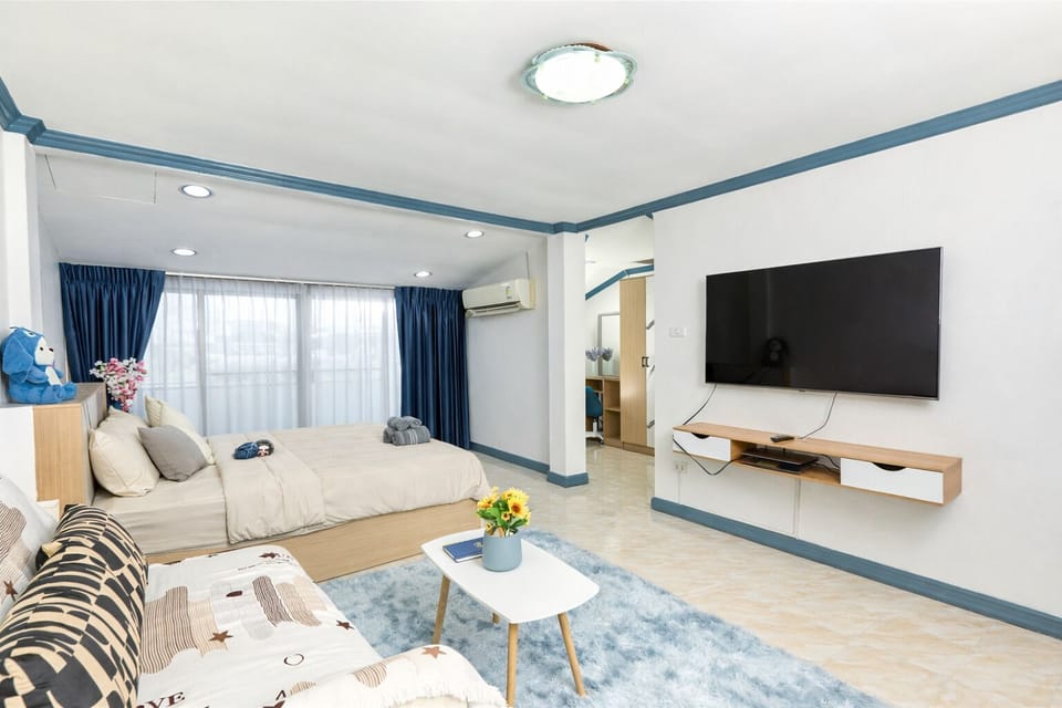 Comfort House | Desk, free WiFi