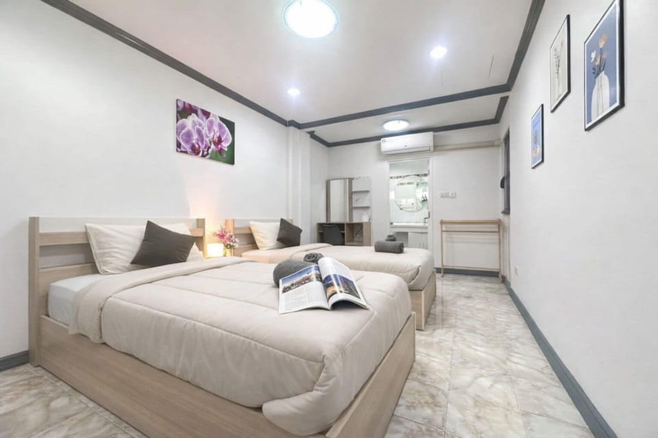 Comfort House | Desk, free WiFi