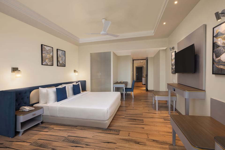 Executive Suite | In-room safe, iron/ironing board, WiFi (free), bed sheets