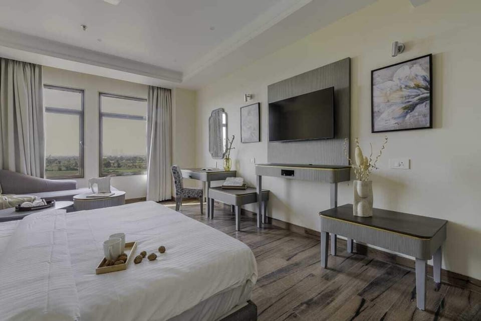Deluxe Room | In-room safe, iron/ironing board, free WiFi, bed sheets