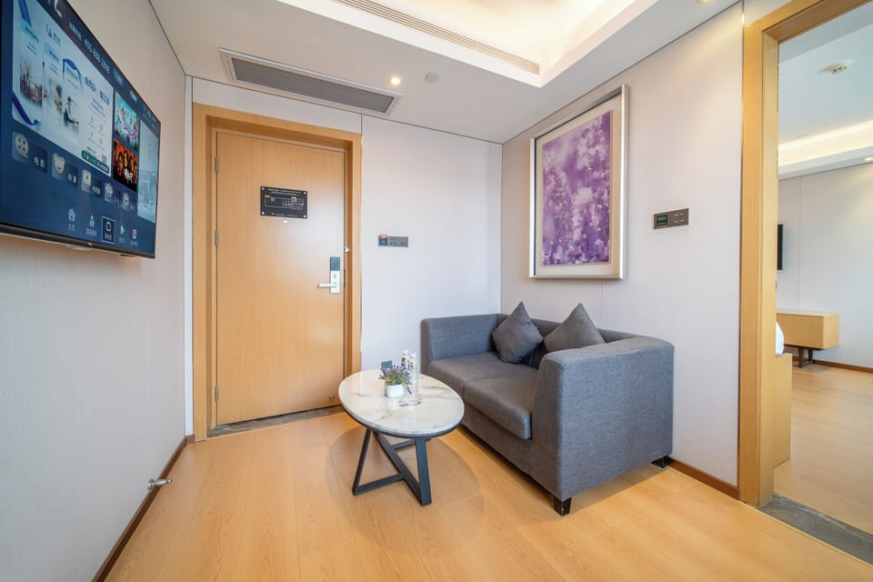 Business Suite, City View | Desk, laptop workspace, blackout drapes, soundproofing