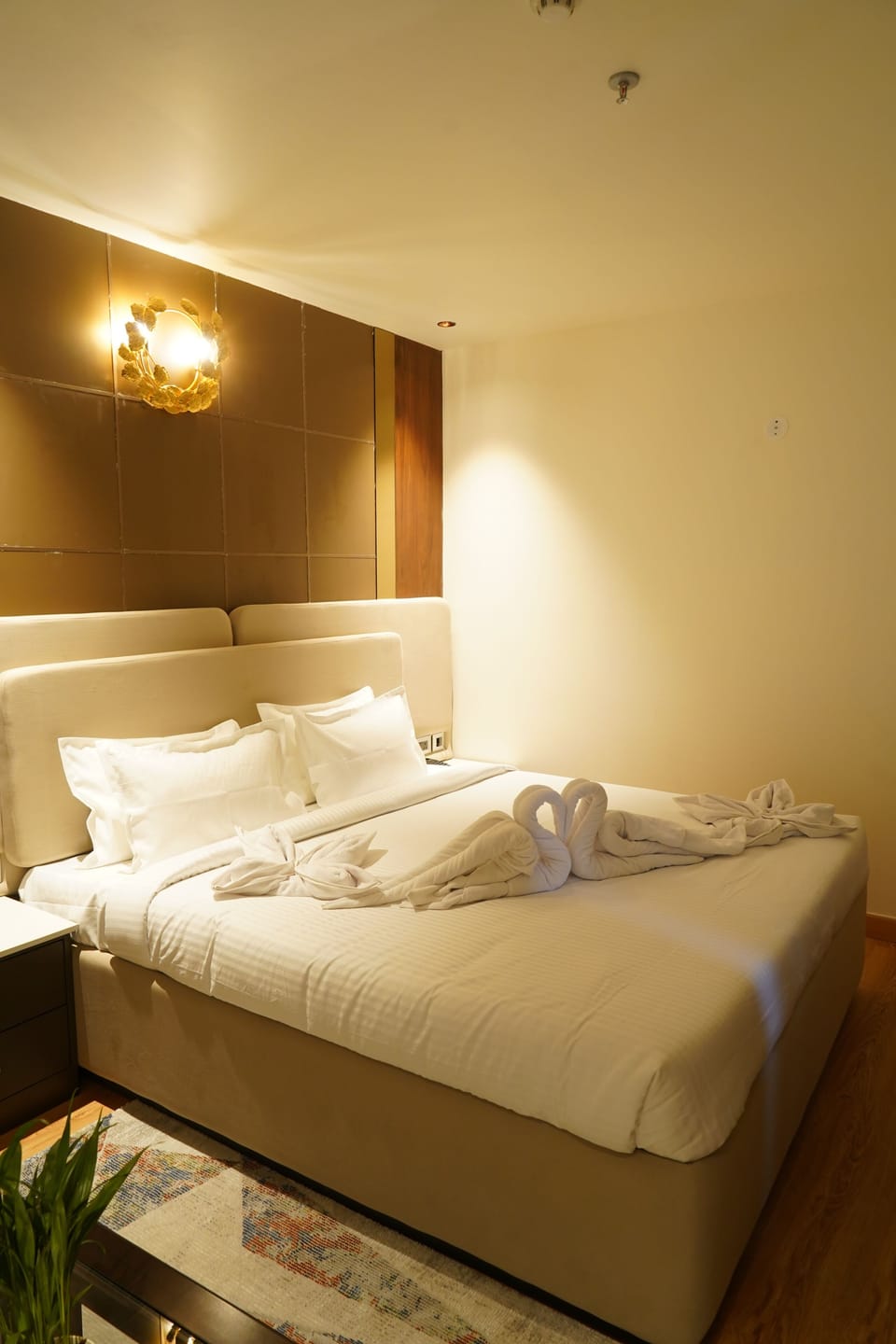 Suite, Garden View | Desk, laptop workspace, free WiFi, bed sheets