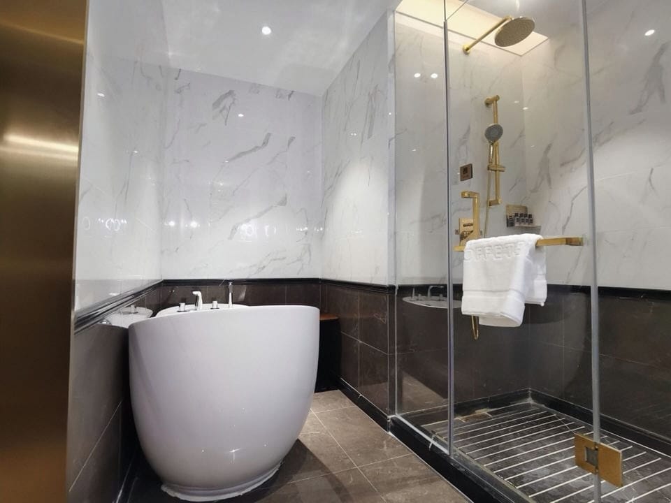 Business Suite, City View | Bathroom | Free toiletries, hair dryer, slippers, towels