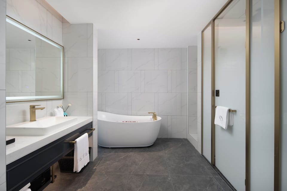 Luxury Suite, City View | Bathroom | Free toiletries, hair dryer, slippers, towels