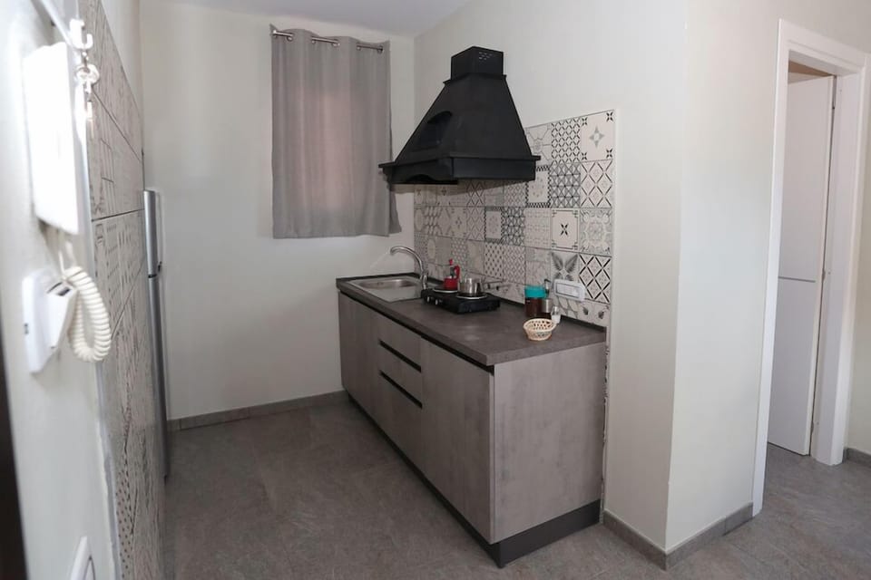 Deluxe Studio, 1 Queen Bed, Sea View | Private kitchen