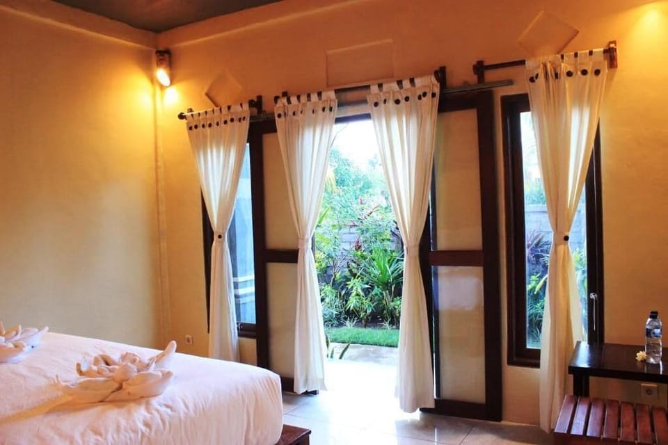 Standard Double Room, Balcony, Courtyard View | Desk, free WiFi