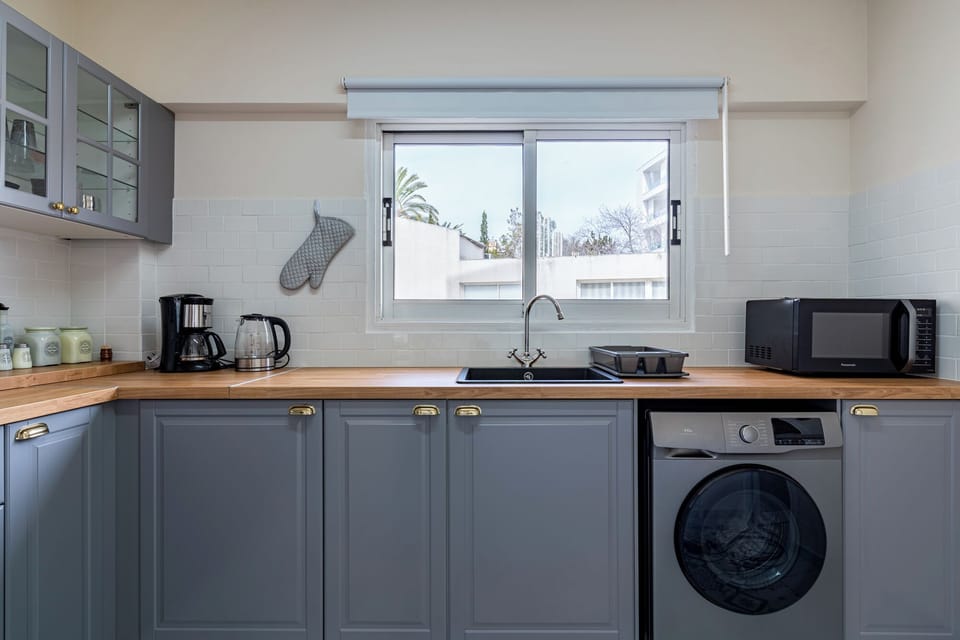 Apartment, 2 Bedrooms, Kitchen, City View | Private kitchen | Coffee/tea maker, full-size fridge, microwave, oven