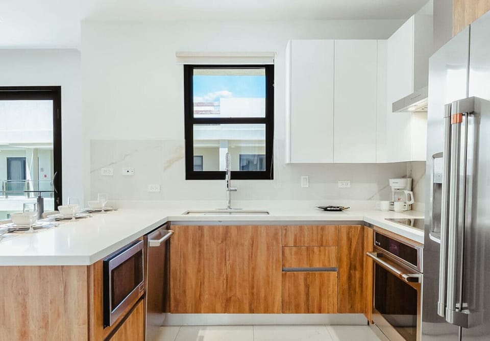 Bright and stylish kitchen space, ideal for preparing meals and gathering around.