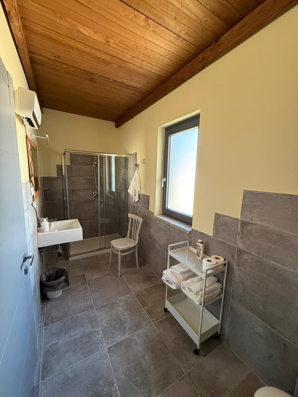 Deluxe Triple Room, Vineyard View | Bathroom | Shower, towels, soap, shampoo