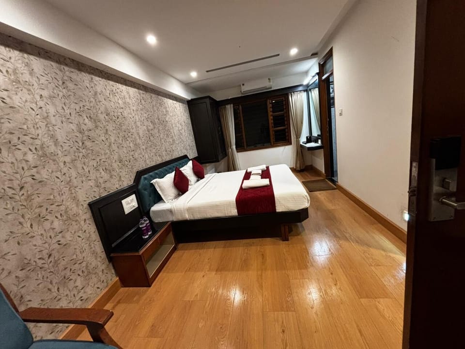 Suite, 1 King Bed with Sofa bed, Non Smoking, Private Bathroom | Iron/ironing board (on request), WiFi (free), bed sheets