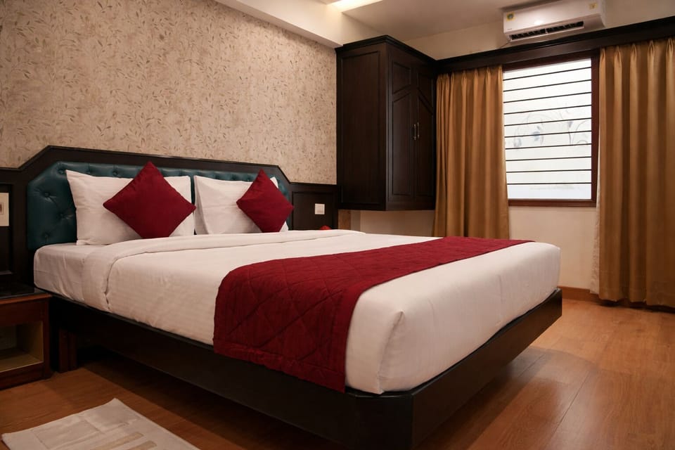 Suite, 1 King Bed with Sofa bed, Non Smoking, Private Bathroom | Iron/ironing board (on request), WiFi (free), bed sheets
