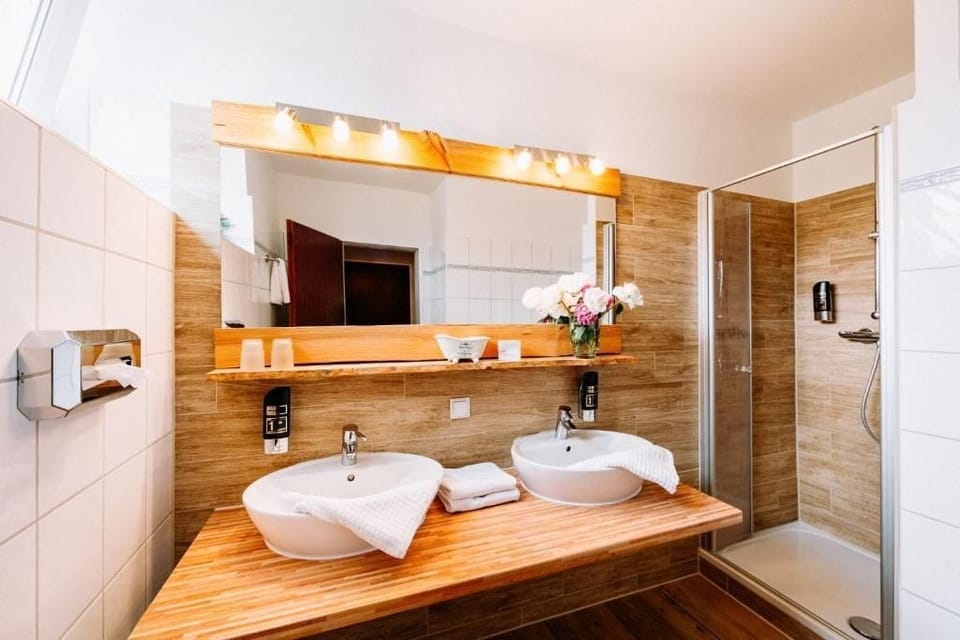 Superior Double Room, Balcony, Garden View | Bathroom | Free toiletries, hair dryer, slippers, towels